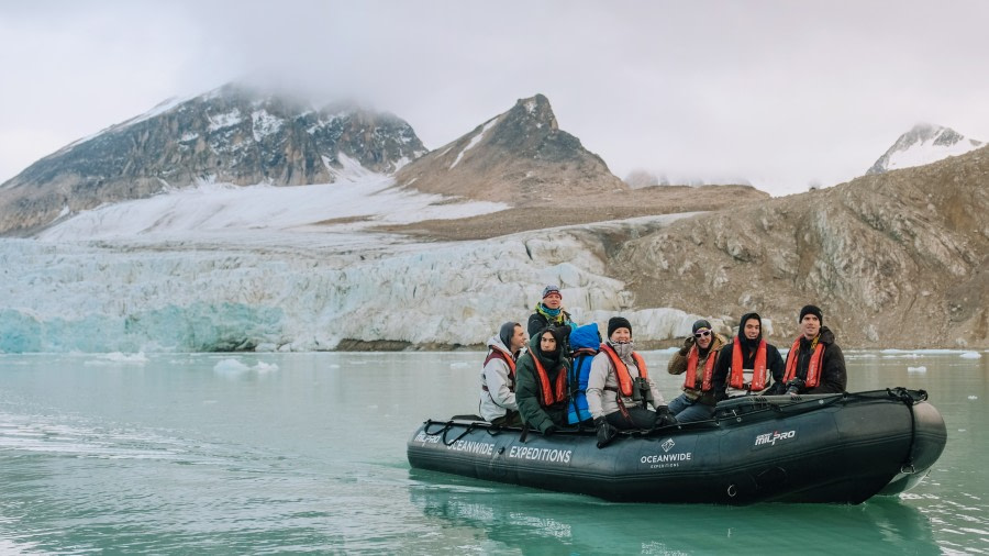 Spitsbergen, Glacier, Zodiac cruising © Frances Draskau - Oceanwide Expeditions