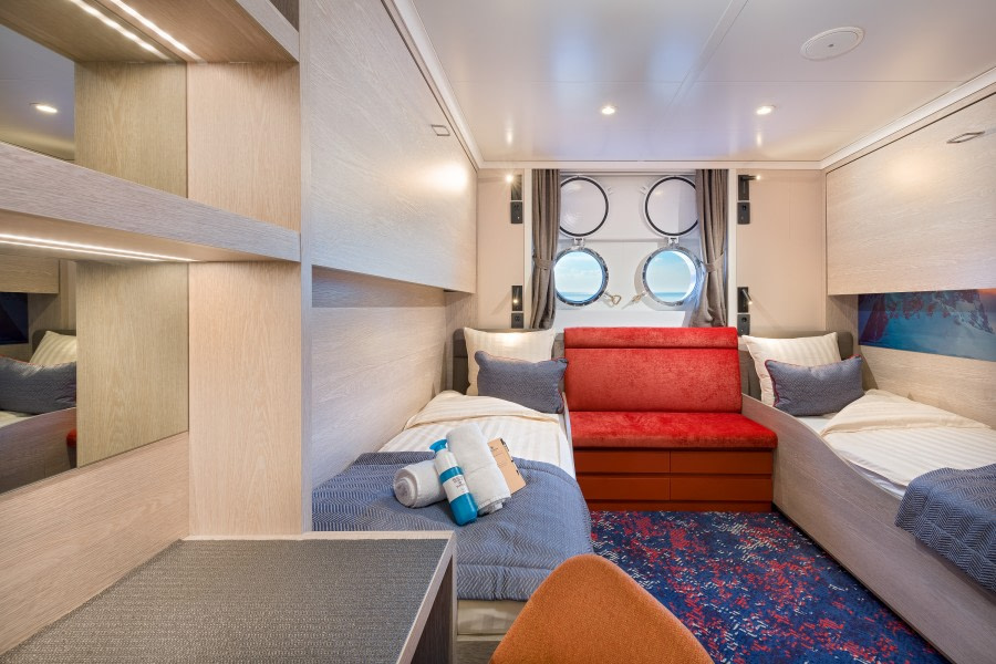 Hondius, Quadruple Porthole cabin 04.jpg