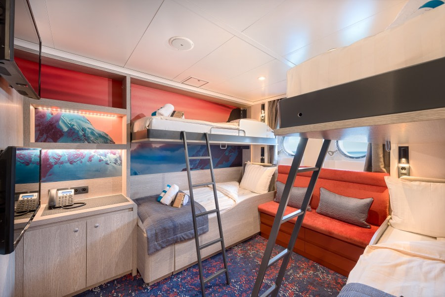 Hondius, Quadruple Porthole cabin 02.jpg