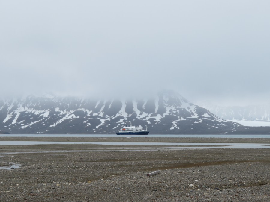 HDS05-19, DAY 07, MiriamVermeij-2706-Hondius from landingsite A - Oceanwide Expeditions.jpg