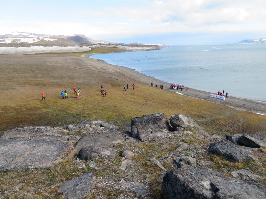 HDS05-19, DAY 06, MiriamVermeij-2606-Walking to zodiacs - Oceanwide Expeditions.jpg