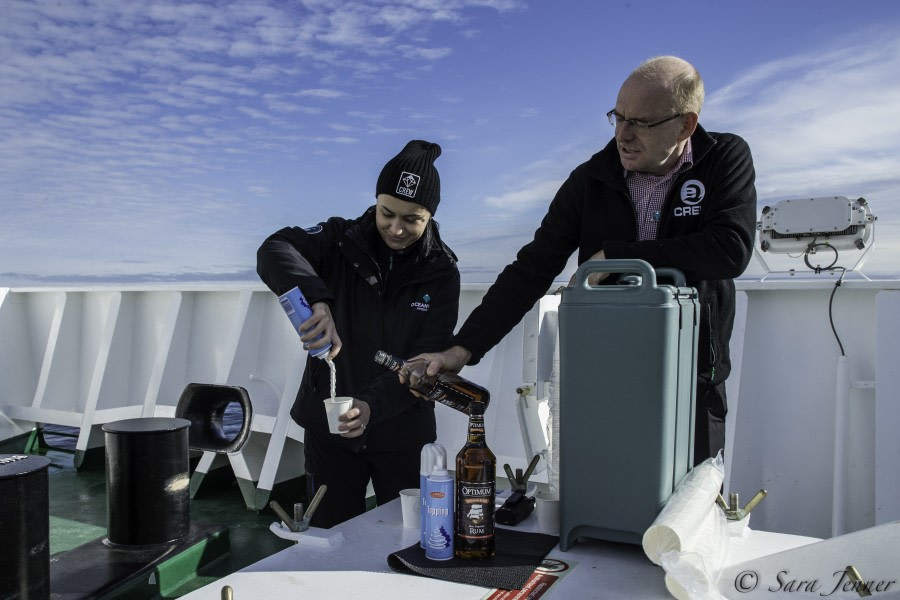 HDS05-19, DAY 04, Sara Jenner - Pack Ice - Hot choc-24062019 - Oceanwide Expeditions.jpg