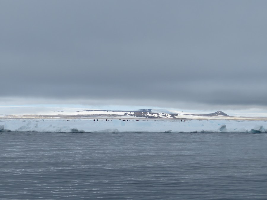 HDS05-19, DAY 05, MiriamVermeij-2506-People on ice - Oceanwide Expeditions.jpg