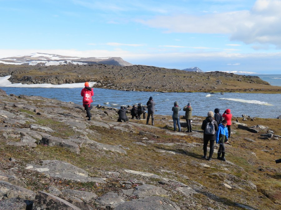 HDS05-19, DAY 06, MiriamVermeij-2606-Watching birds - Oceanwide Expeditions.jpg