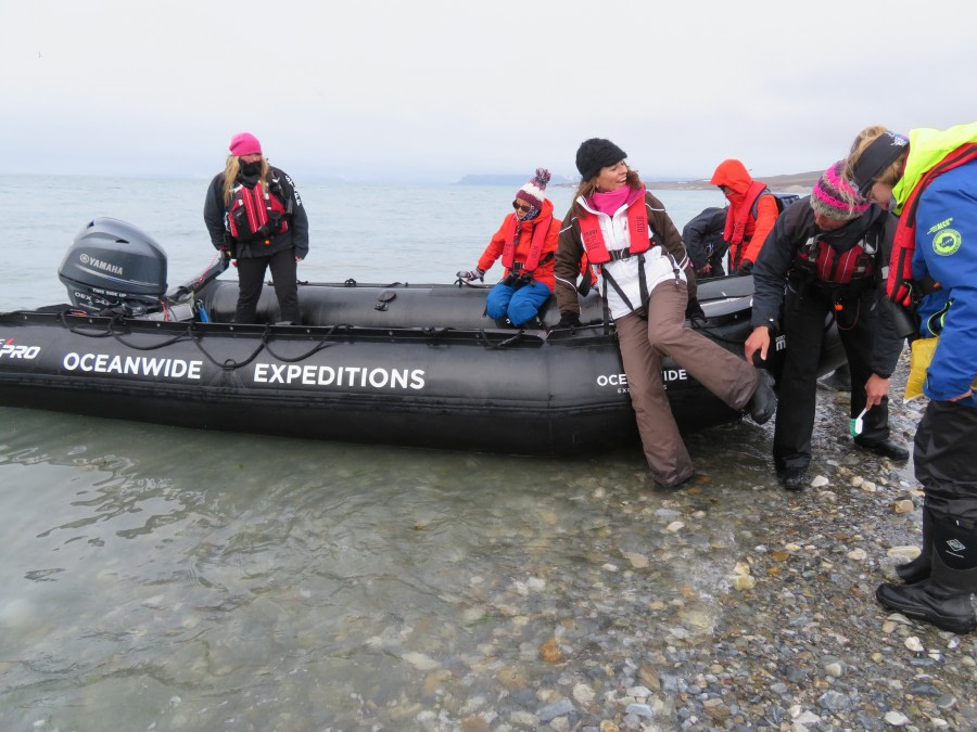 HDS05-19, DAY 07, MiriamVermeij-2706-Bootcleaning2 Landingsite 2 - Oceanwide Expeditions.jpg