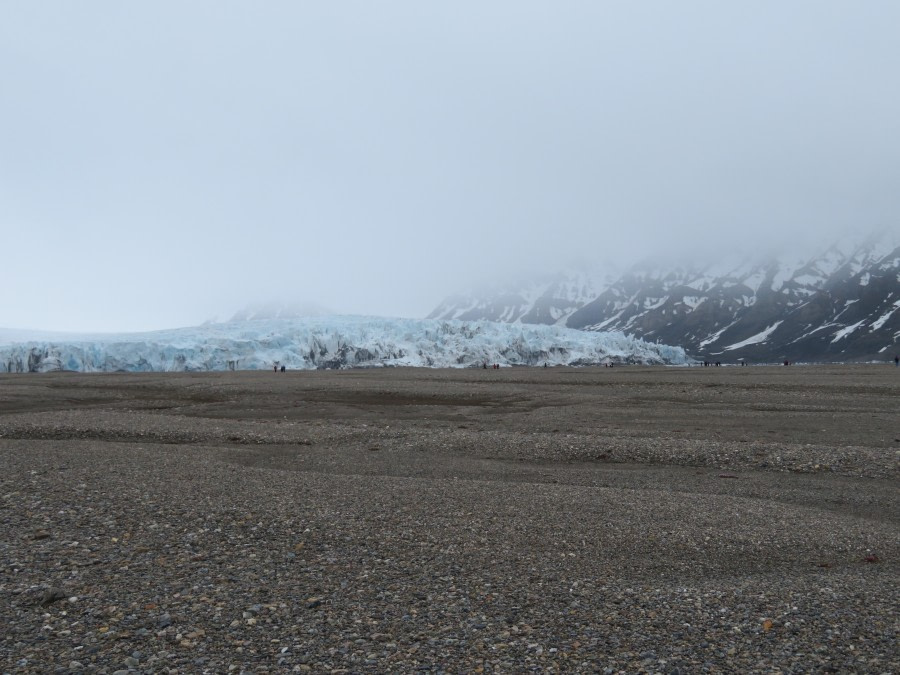 HDS05-19, DAY 07, MiriamVermeij-2706-People in front of glacier landingsite A - Oceanwide Expeditions.jpg