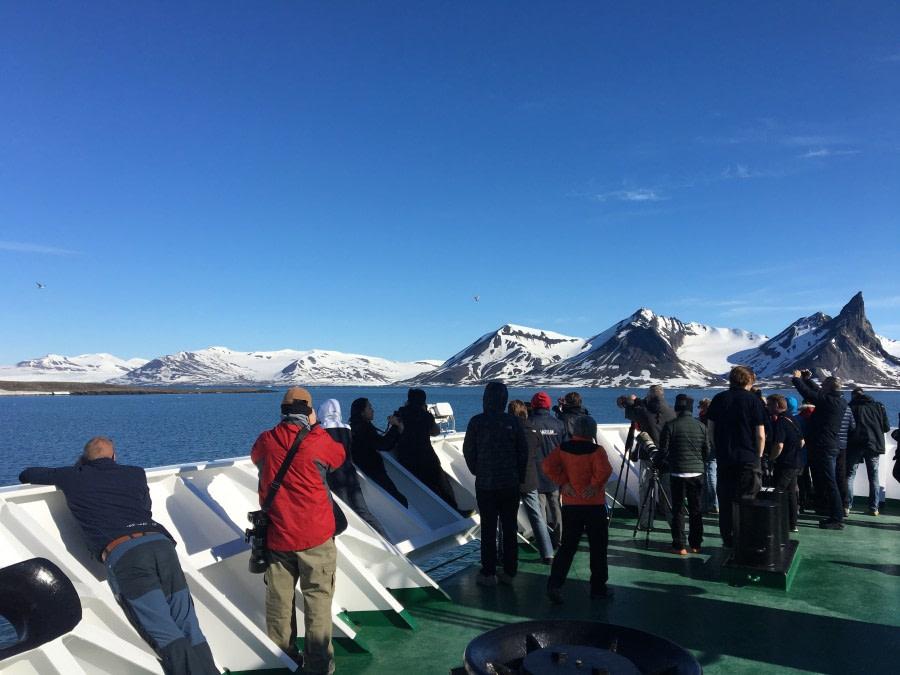 HDS05-19, DAY 02, MiriamVermeij-2206-watching belugas 2 - Oceanwide Expeditions.jpg