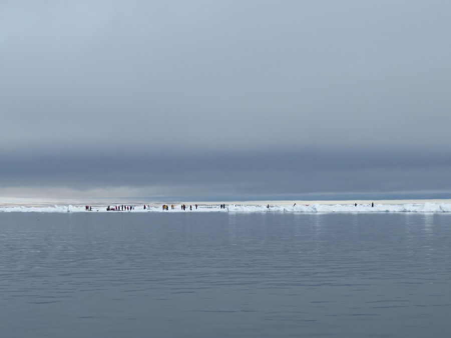 HDS05-19, DAY 05, MiriamVermeij-2506-People on ice 2 - Oceanwide Expeditions.jpg