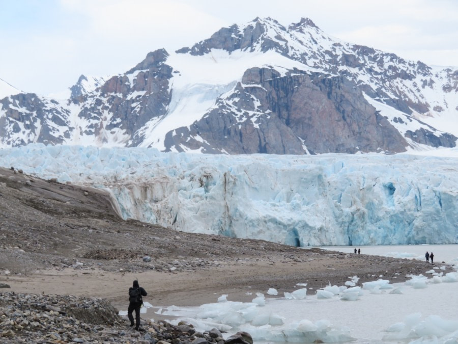 HDS06-19, DAY 04, MiriamVermeij-0107-Glacier walk - Oceanwide Expeditions.jpg