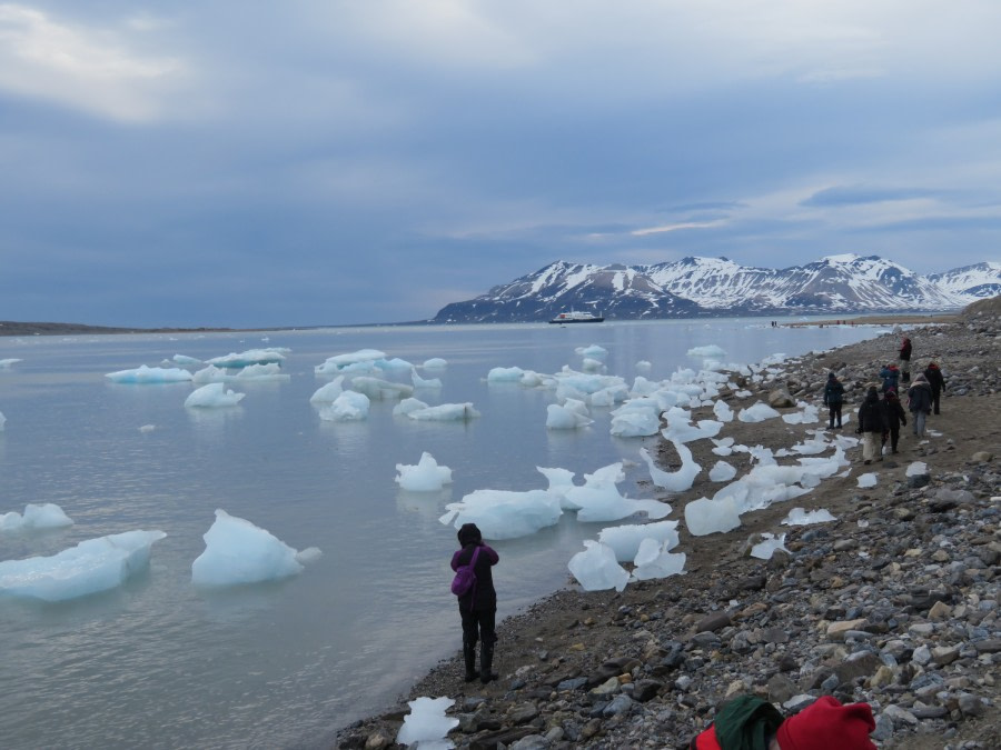 HDS06-19, DAY 04, MiriamVermeij-0107-Ice and people - Oceanwide Expeditions.jpg