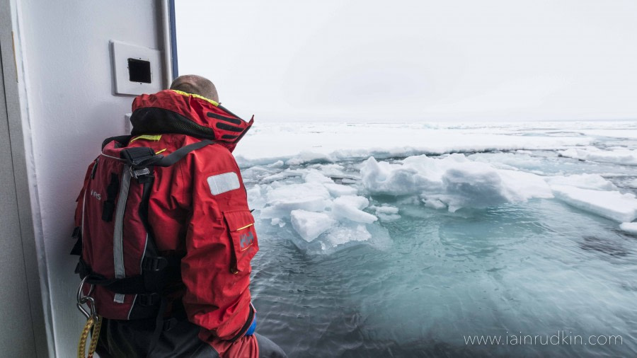 HDS06-19, DAY 06, Iain Rudkin - Tripod Retrieval4 - 03072019 - Oceanwide Expeditions.jpg