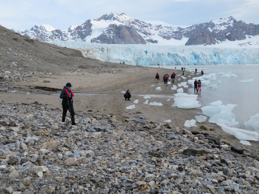 HDS06-19, DAY 04, MiriamVermeij-0107-Glacier and people 2 - Oceanwide Expeditions.jpg