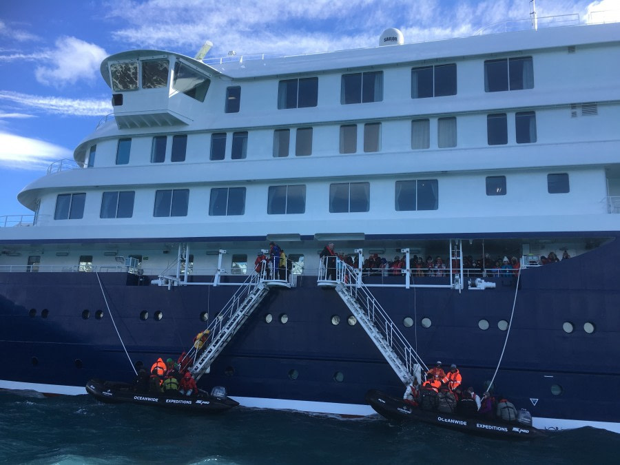 HDS06-19, DAY 02, gangway meike - Oceanwide Expeditions.jpg