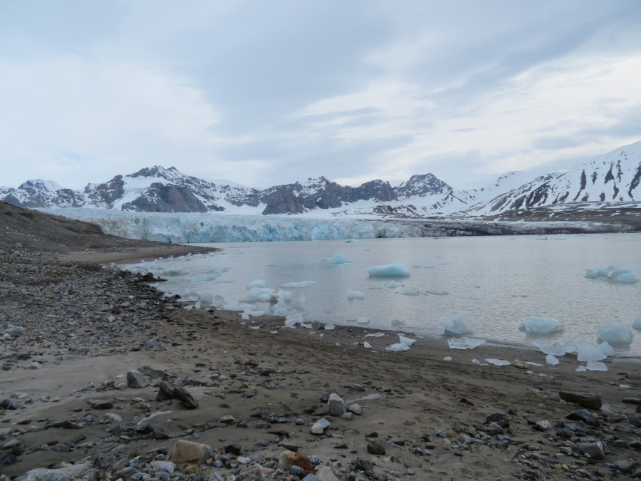 HDS06-19, DAY 04, MiriamVermeij-0107-Glacier 3 - Oceanwide Expeditions.jpg