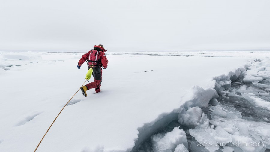 HDS06-19, DAY 06, Iain Rudkin - Tripod Retrieval5 - 03072019 - Oceanwide Expeditions.jpg