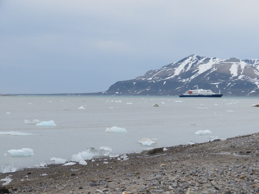 HDS06-19, DAY 04, MiriamVermeij-0107-Hondius and fjord - Oceanwide Expeditions.jpg