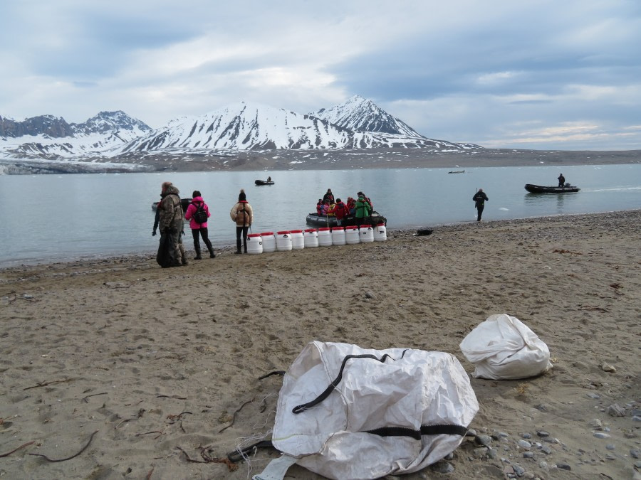 HDS06-19, DAY 04, MiriamVermeij-0107-Landing place beach - Oceanwide Expeditions.jpg