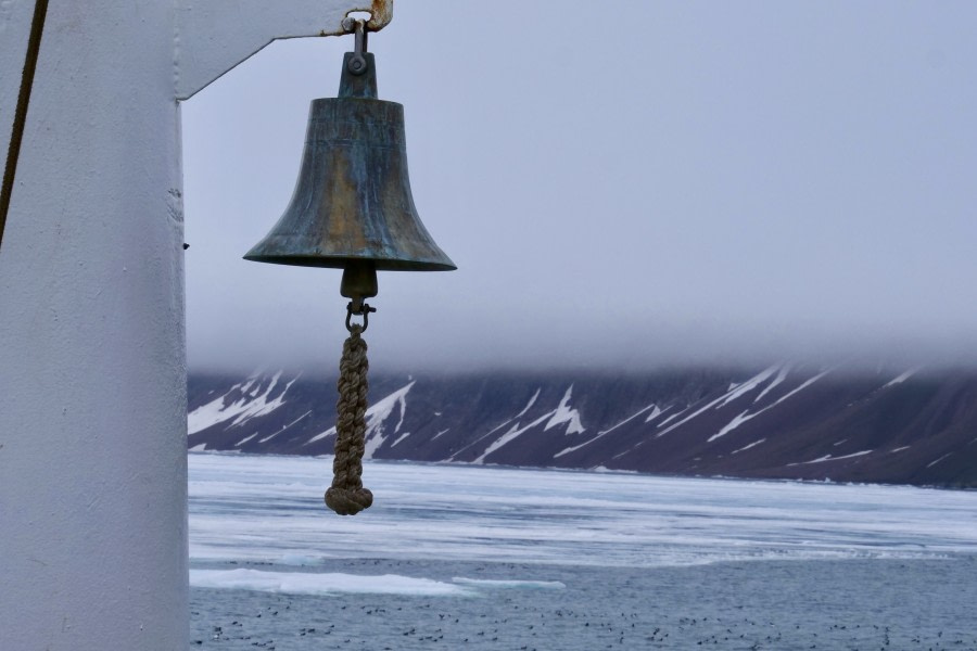 Ships Cruise Lomfjorden & Zodiac Cruise Alkefjellet