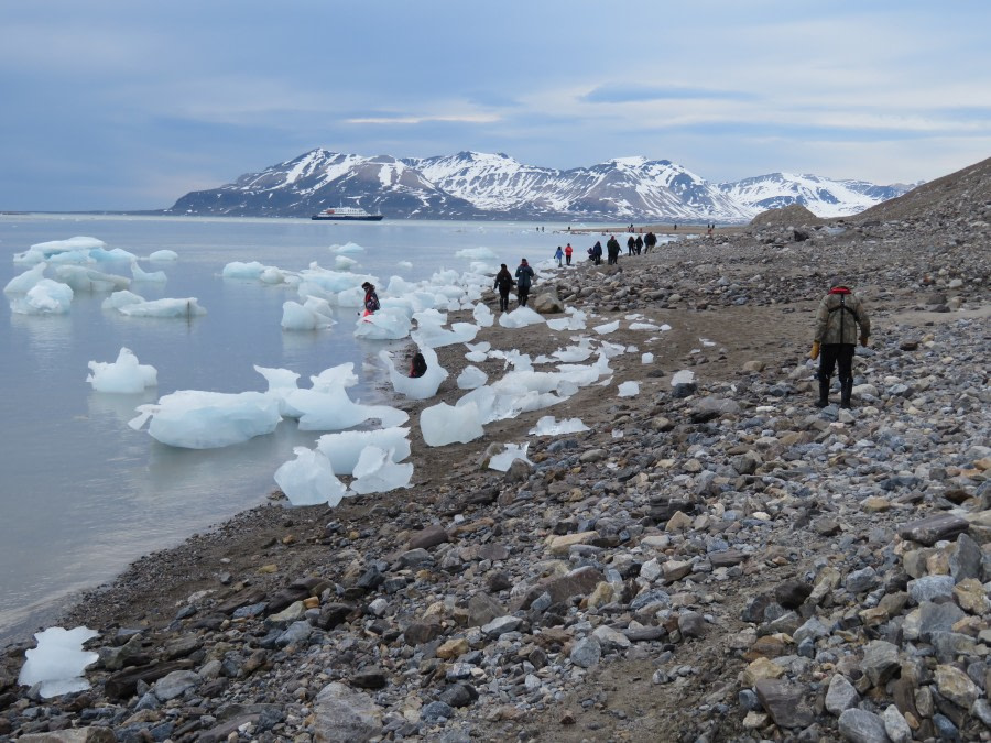 HDS06-19, DAY 04, MiriamVermeij-0107-Beach and Hondius - Oceanwide Expeditions.jpg