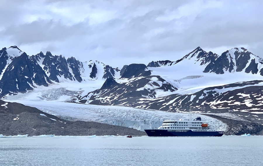 HDS08-19 DAY 03_20190716_MScott_Hondius glacier -Oceanwide Expeditions.jpg