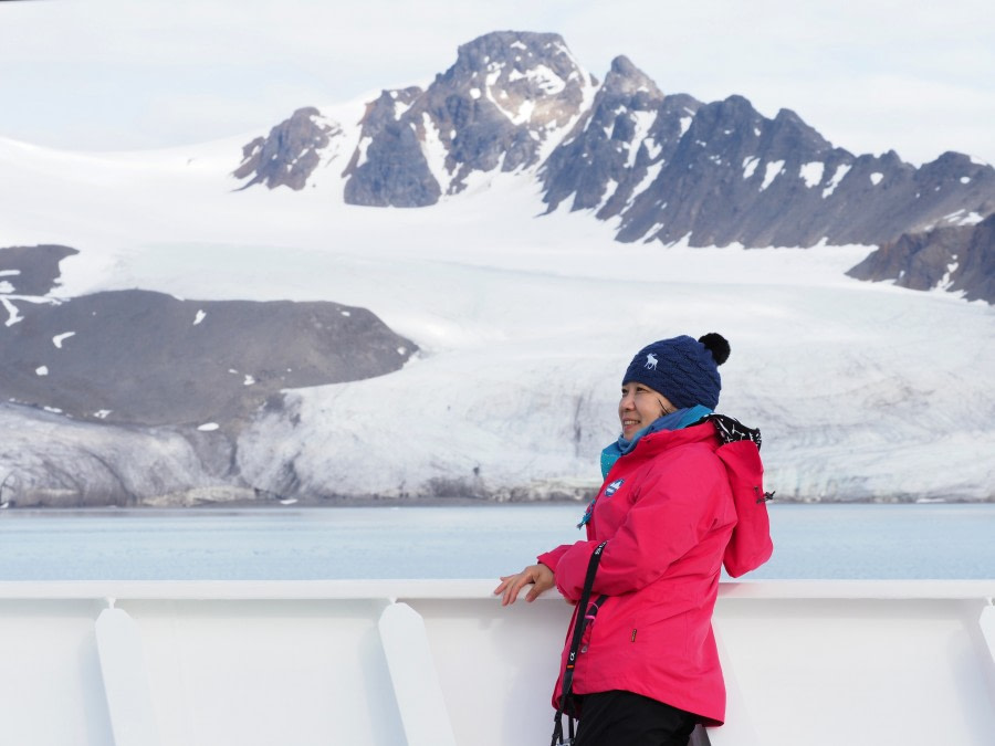 HDS09-19 DAY 02 MScott - Red jacket - Oceanwide Expeditions.jpg