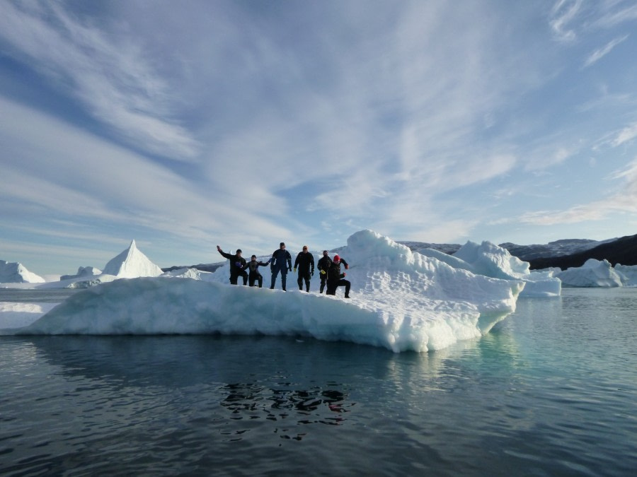 HDS15-19 Day 04 Divers on iceberg - Rode -Oceanwide Expeditions.JPG