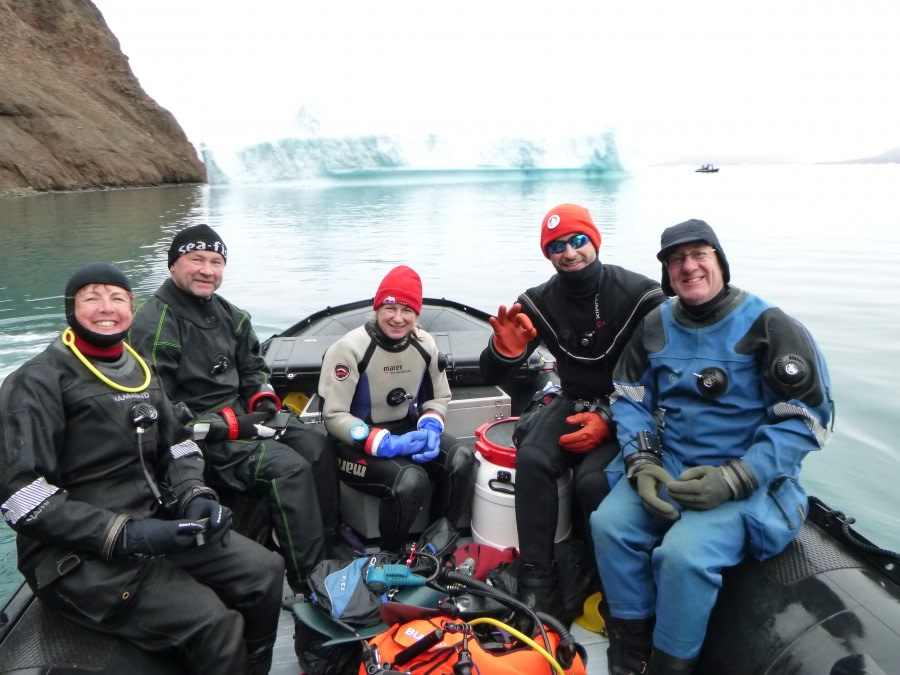 HDS15-19 Day 03 Divers - Vinkingebugt -Oceanwide Expeditions.JPG