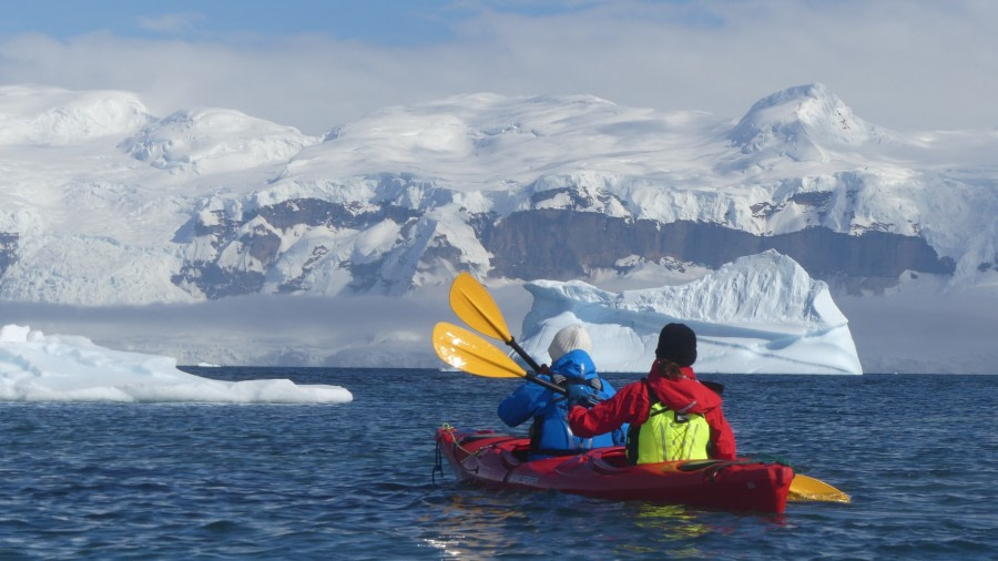 Antarctic kayaking © Unknown photographer - Oceanwide Expeditions