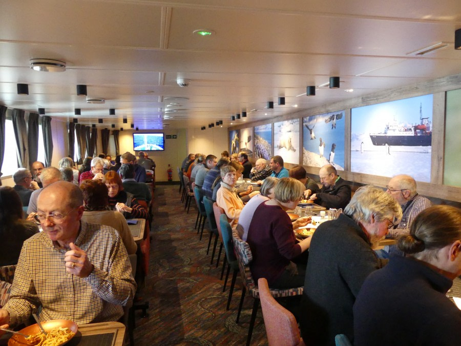 OTL27-20, Ortelius lunch Victoria Salem -Oceanwide Expeditions.JPG