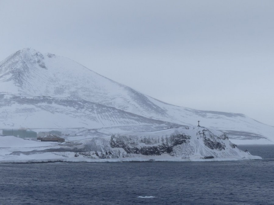 OTL28-20, 28 Feb, Hut Point with Vince's cross, Victoria Salem - Oceanwide Expeditions.JPG