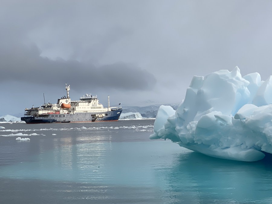 PLA32-20, Day 06, 14 March, Iceberg and Plancius Andvord Bay, Dorette Kuipers - Oceanwide Expeditions.jpg