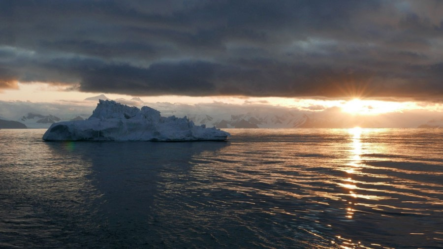 OTL28-20, 25 Feb, Sunset iceberg, Robertson Bay, Victoria Salem - Oceanwide Expeditions.JPG