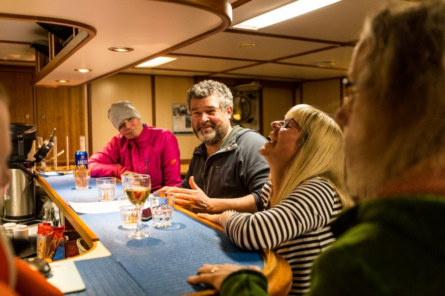 Rembrandt van Rijn, bar area © Jurriaan Hodzelmans-Oceanwide Expeditions (1).jpg