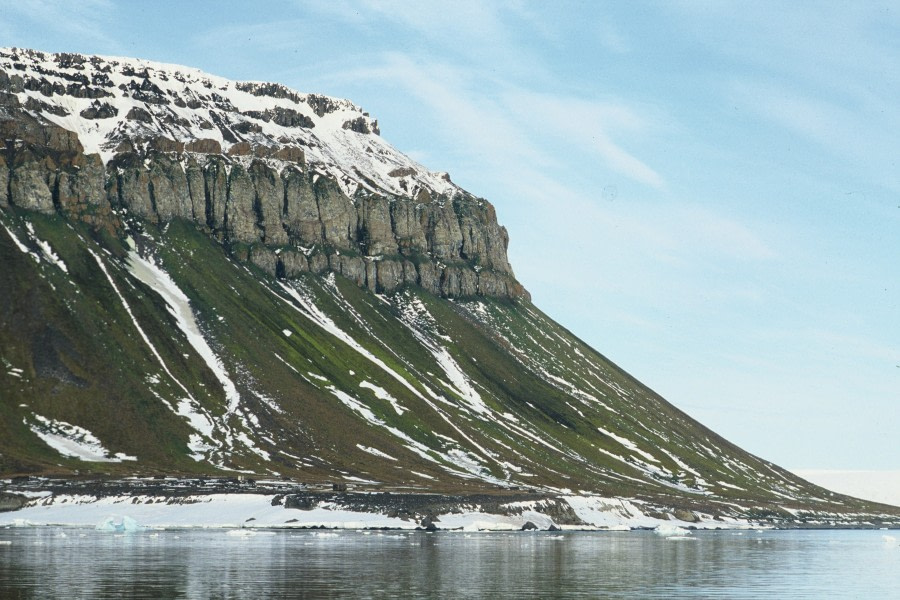 Cape Flora on Northbrook Island © Ko de Korte - Oceanwide Expeditions (2).JPG