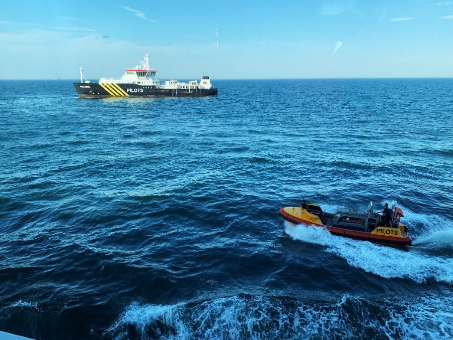 HDSX22_Day 1 Pilot boat -  © Hazel Pittwood - Oceanwide Expeditions.jpg