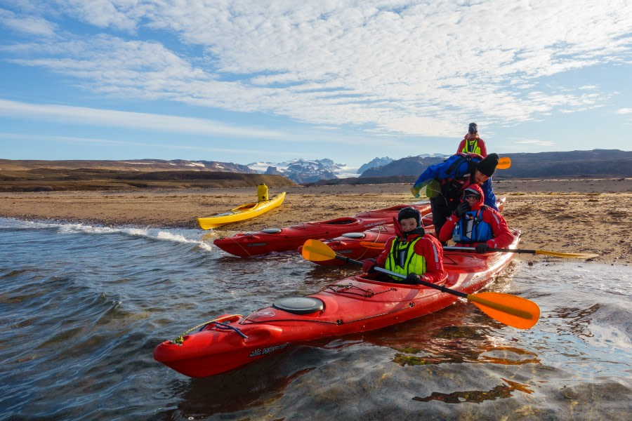 Kayaking, Scoresby Sund, Greenland © Folkert Lenz - Oceanwide Expeditions