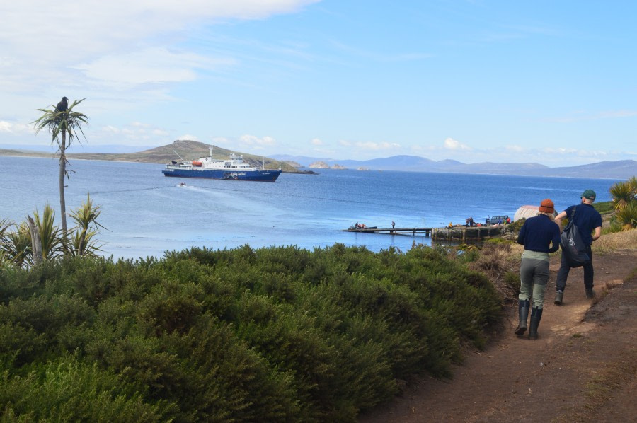 PLA27-23, day 3 planciusGuidesAnnelouJoshCarcass_estherjosten © Esther Josten - Oceanwide Expeditions.JPG