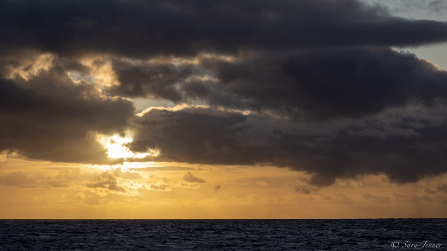 HDS34-23, Day 4, Day 4 - Sunrise © Sara Jenner - Oceanwide Expeditions.jpg