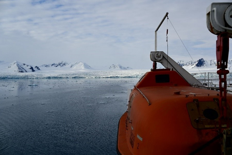 Fjortende Julibukta and Lilliehöökbreen