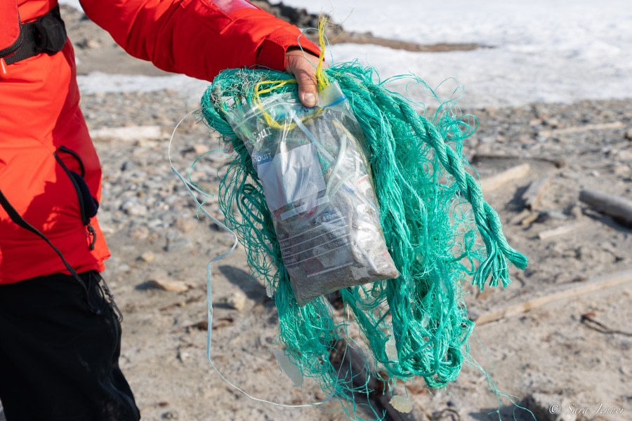 HDS04-23, Day 3, Clean up for Sarah 4 © Sara Jenner - Oceanwide Expeditions.jpg