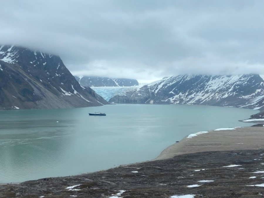 PLA05-23, Day 3, Tinayrebukta © Unknown photographer - Oceanwide Expeditions.jpg