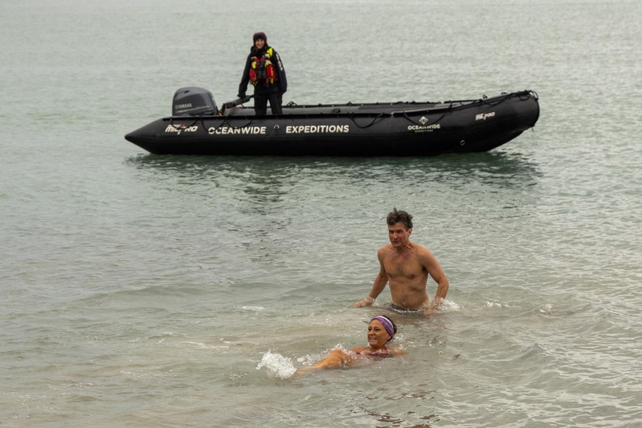 HDS10x23, Day 4, Zodiac, passengers swimming © Unknown photographer - Oceanwide Expeditions.jpg