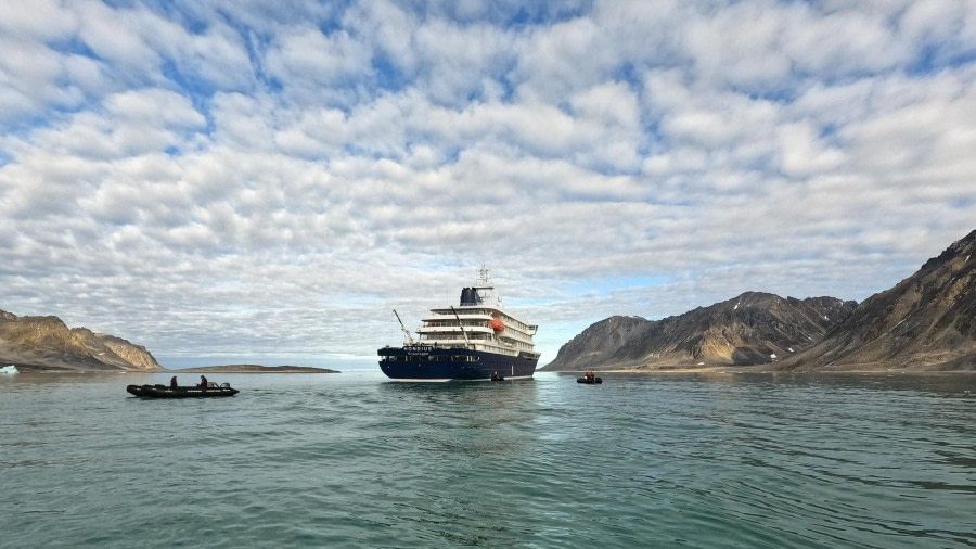 HDS10x23, Day 3, Zodiacs and Hondius © Unknown photographer - Oceanwide Expeditions.jpg