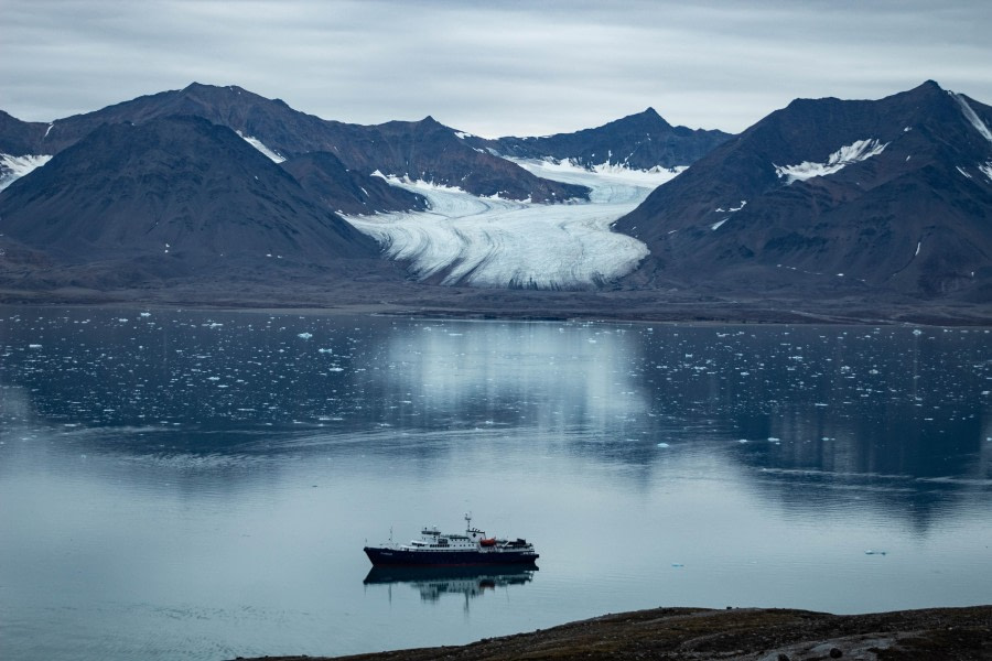 PLA11-23, Day 3, Plancius © Unknown photographer - Oceanwide Expeditions.jpg