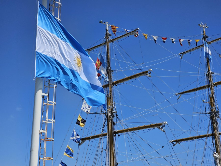 HDS21-23, Day 1_AK - Argentinian Navy Ship © Ashleigh Kitchiner - Oceanwide Expeditions.jpg