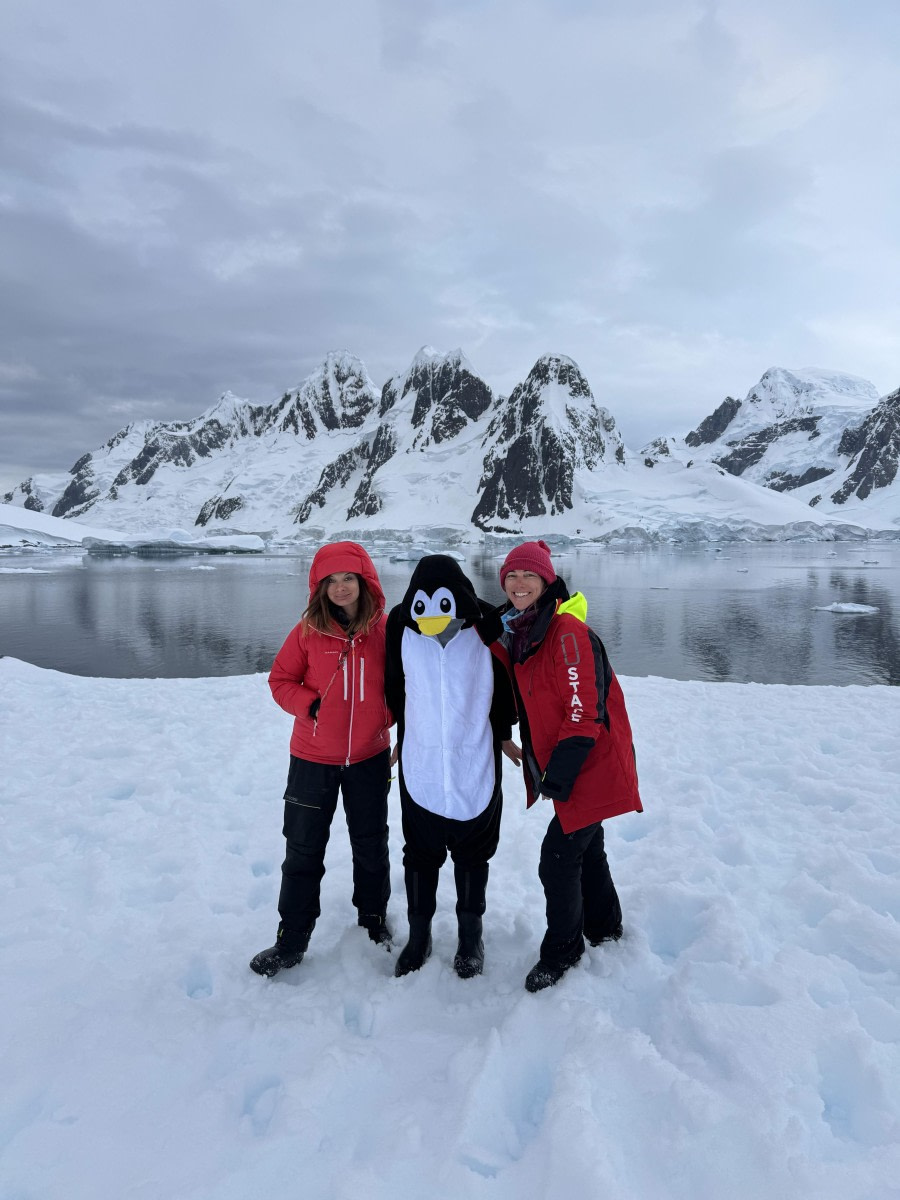 OTL24-23, Day 6, Human-Penguin © Unknown photographer - Oceanwide Expeditions.jpg