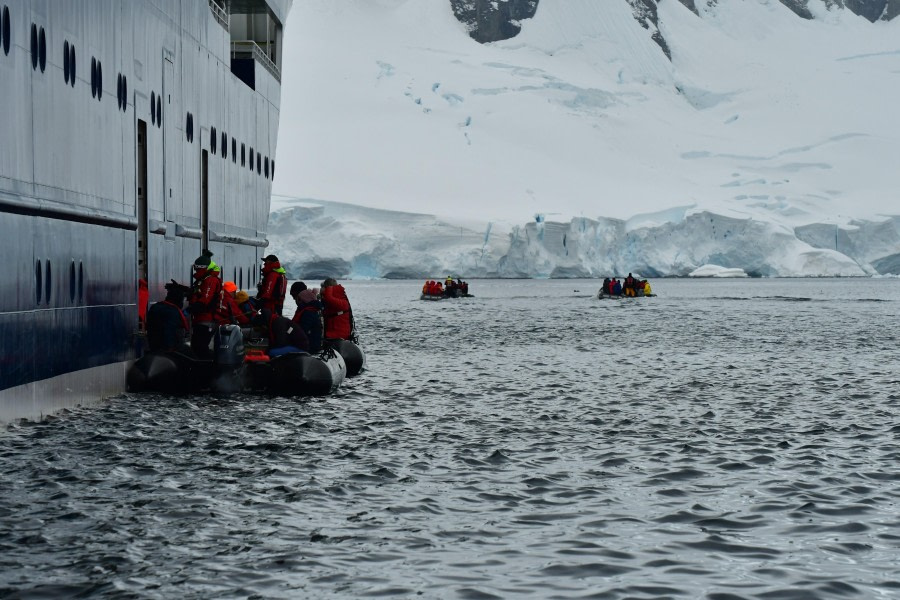 HDS28-24, Day 6, Foyn zodiac cruise © Hazel Pittwood - Oceanwide Expeditions.JPG