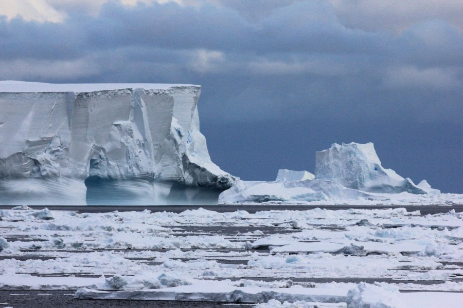 HDS30-24, Day 8, Triplog Berg in ice © Unknown photographer - Oceanwide Expeditions.JPG