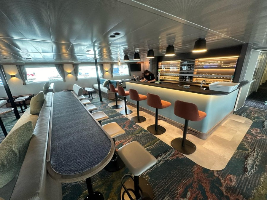 Ortelius, observation lounge and bar (1) © Christophe Gouraud - Oceanwide Expeditions.jpeg