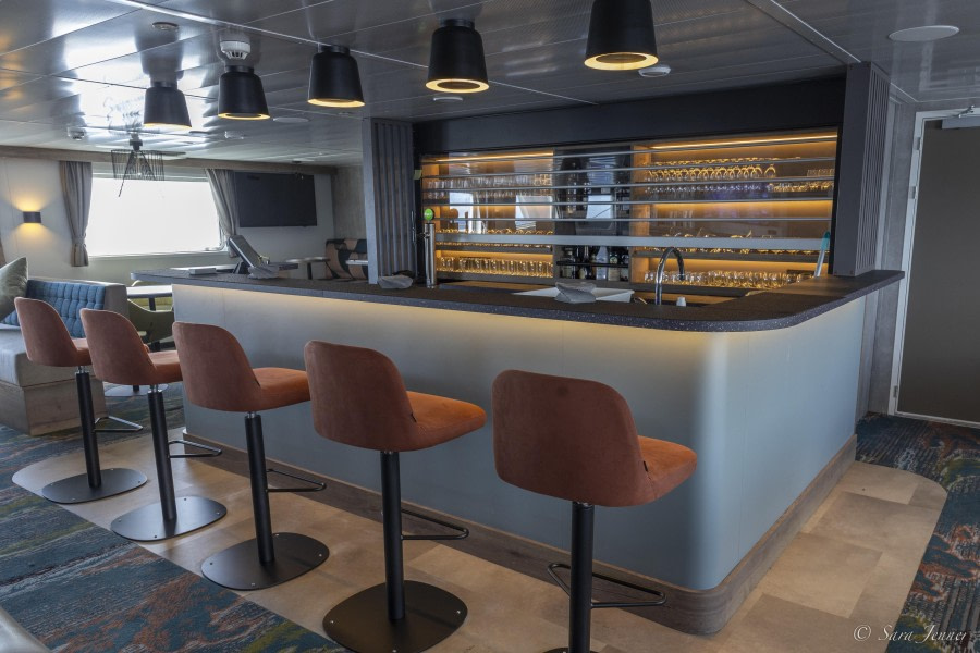 Ortelius, observation lounge and bar (4) © Sara Jenner - Oceanwide Expeditions.jpg